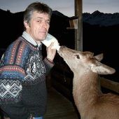 Vom verwaisten Tierbaby zum frechen Junghirsch