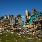 Nach gewaltiger Explosion: Brandermittler nehmen Schulruine unter die Lupe. »A8