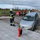 Auto in Baugrube