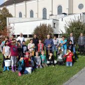 Volksschüler machen Wiese vor der Hatler Kirche bunt