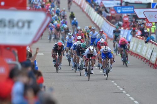 Sam Bennett (r.) machte im Finish der vierten Vuelta-Etappe die Kräfte frei. apa