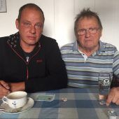 In der Wohnung von Diebin heimgesucht: Werner Gartner mit Sohn Markus. »A10