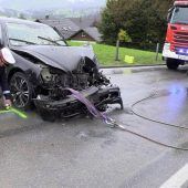 Auto prallt gegen Traktoranhänger