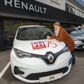 Glückliche Gewinnerin fährt jetzt elektrisch