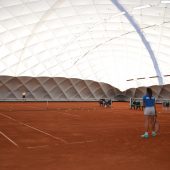 Tennisschläger wurden erstmals in der neuen Halle geschwungen