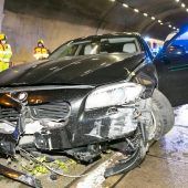 Autofahrer verliert im Tunnel rechten Vorderreifen