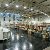 Eine Halle voll mit leeren Betten