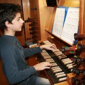 Begeistert von den Klängen der Orgel