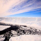 Eisberg auf Kollisionskurs mit Insel