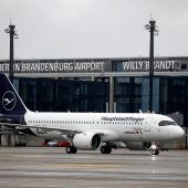 Berliner Flughafen BER mit neun Jahren Verspätung eröffnet