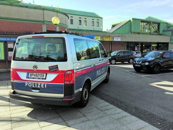 Die Polizei sperrte den Bahnhof nach der Bombendrohung, der Bahnverkehr stand still. ⇒Symbolbild VN/Rauch