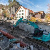 Bedeutsames Baggern im Bürser Bachbett