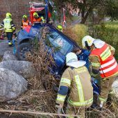 Mit dem Auto von der Straße in den Teich