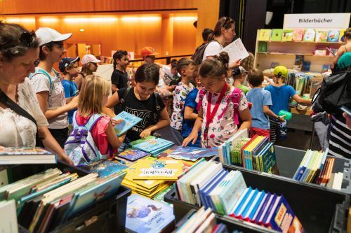 Tausende Bücher warten im großen Saal der Kulturbühne Ambach auf Kinder und Jugendliche. VN/Stiplovsek, VN/Steurer