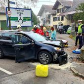 Auto kracht in Mauer