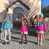 Kunstwerke zieren Christbaum am Dorfplatz