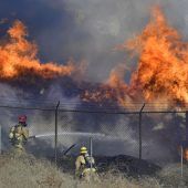 Feuer treibt Tausende aus ihren Häusern