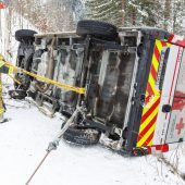 Rettungsauto stürzt über Abhang