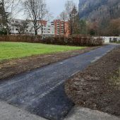 Fußweg zum Friedhof jetzt asphaltiert