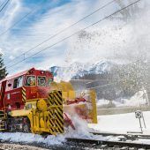 Kraftpaket fegt den Schnee von der Bahnstrecke