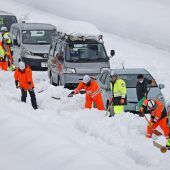 Hunderte Japaner verbringen ­wegen Schneefällen Nacht in Autos