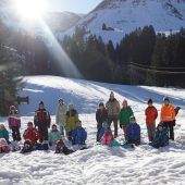 Kreative Adventaktion von Kindern für Senioren in Schröcken