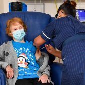 Mit der 90-jährigen „Maggie“ begann Coronaimpfung in Großbritannien