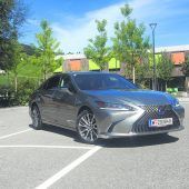 Sparsam geht auch im Großformat, wie Lexus zeigt