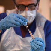 AstraZeneca will im Februar liefern