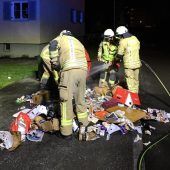 Sprengungen und brennende Container