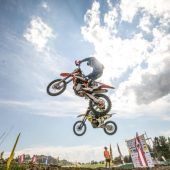 Wilde Flucht von Motocross-Rasern