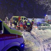 Autofahrer prallt gegen Baum