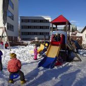 Im Kindergarten spielend eine Sprache lernen
