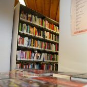 Mehr Platz für wachsende Bücherstapel