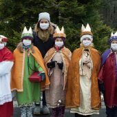 Mit Stern, Krone & Maske