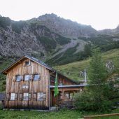 Gefrorene Leiche von englischem Skilehrer (36) in der Sarotlahütte gefunden. »A10