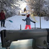 Altacher Familie baut sich Skilift mit einer Nähmaschine. »A5