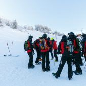 Lawine reißt Skifahrer mit