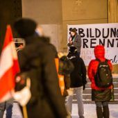 Gegen Leistungsdruck und Universitäten als Bildungsfabrik