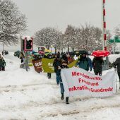 Protestmarsch im Schneetreiben