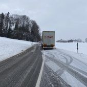 Etliche Unfälle und hängengebliebene Lkw