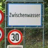 Modernes Blitzlicht für Zwischenwasser
