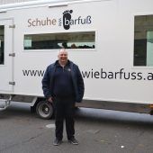 Tonnenschwerer Truck macht barfüßige Beine