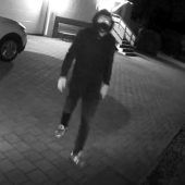 Unbekannter sucht in Pkw nach Beute