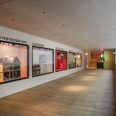 Vitrinen-Ausstellung „Home Sweet Home“