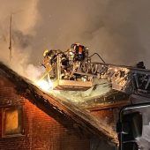 Flammen wüten in Wohnhaus