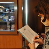 Offener Kühlschrank ist wieder gut gefüllt