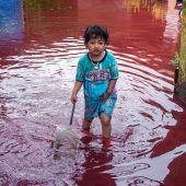 Blutrote Überschwemmungen in Indonesien
