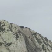 Großer Brocken der weißen Klippen von Dover stürzte ins Meer