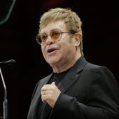 Elton John fordert Hilfe